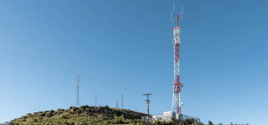 Антенно-мачтовое сооружение базовой станции сотовой связи на возвышенности